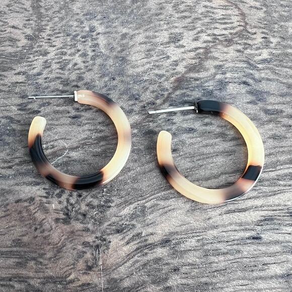 🍭6/$30 Acrylic Tortoiseshell Small Hoop Post Earrings - Picture 4 of 7
